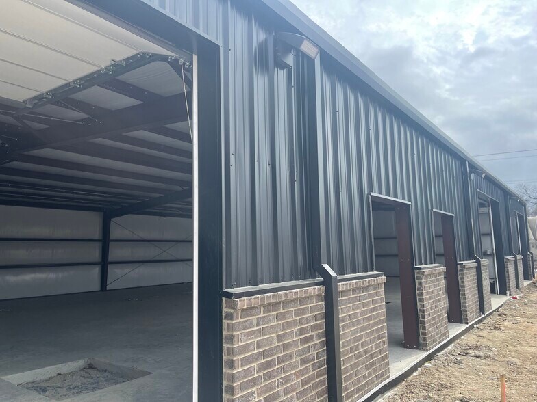 More Photos Of 6600 Calmont Ave, Fort Worth Flex For Lease