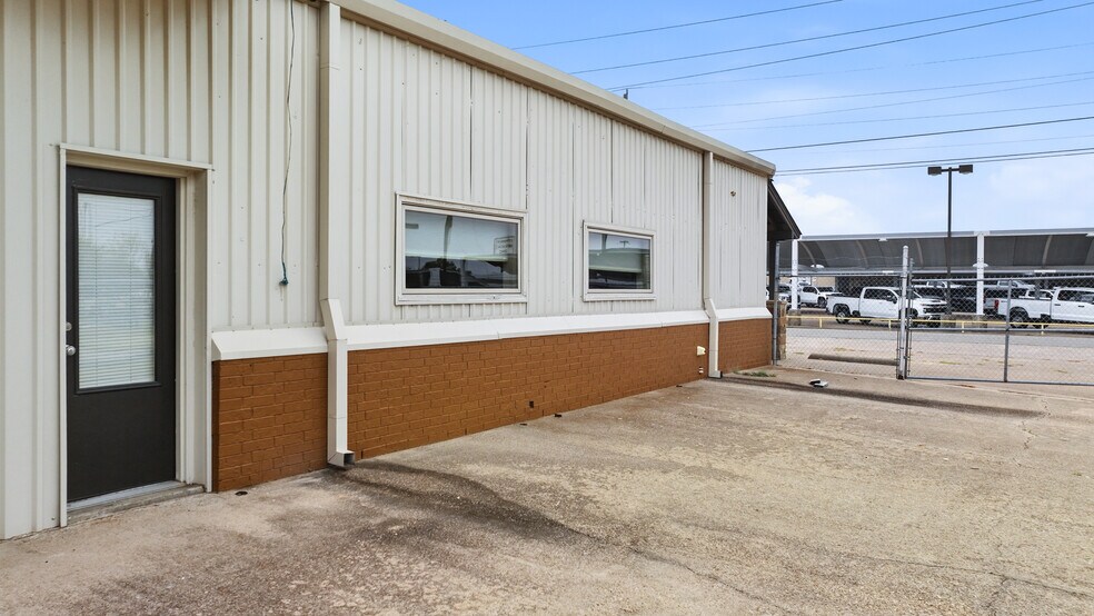 More Photos Of 207 Eastridge Rd, Granbury General Retail For Sale