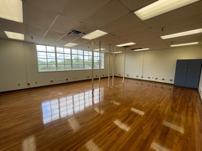 More Photos Of 216 E College St, Seguin Flex For Sale