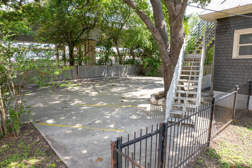 More Photos Of 801 E Quincy St, San Antonio Office Residential For Lease