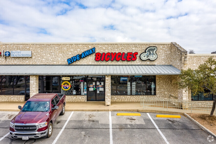 More Photos Of 2929-2951 Thousand Oaks Dr, San Antonio Storefront For Lease