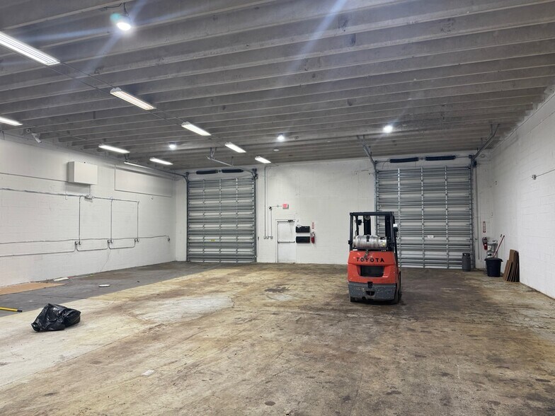 More Photos Of 2591-2595 NW 4th Ct, Fort Lauderdale Warehouse For Lease