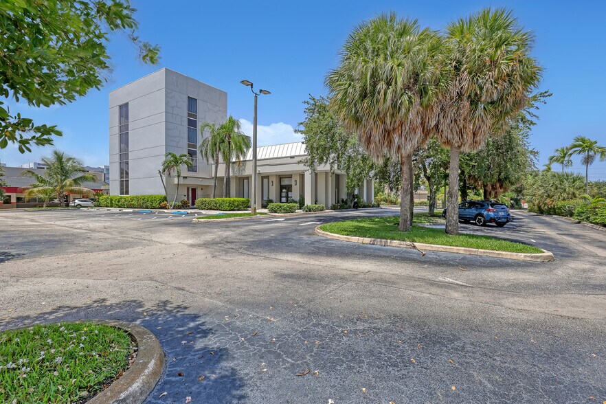 More Photos Of 2701 W Okeechobee Blvd, West Palm Beach Office For Sale