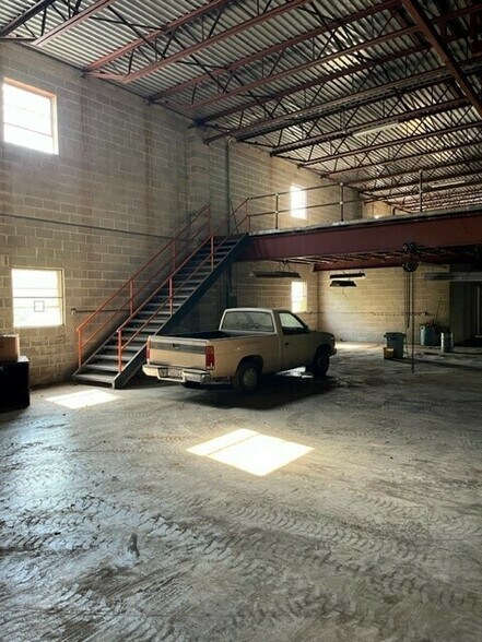 More Photos Of 261 Kensington Rd, Berlin Manufacturing For Lease