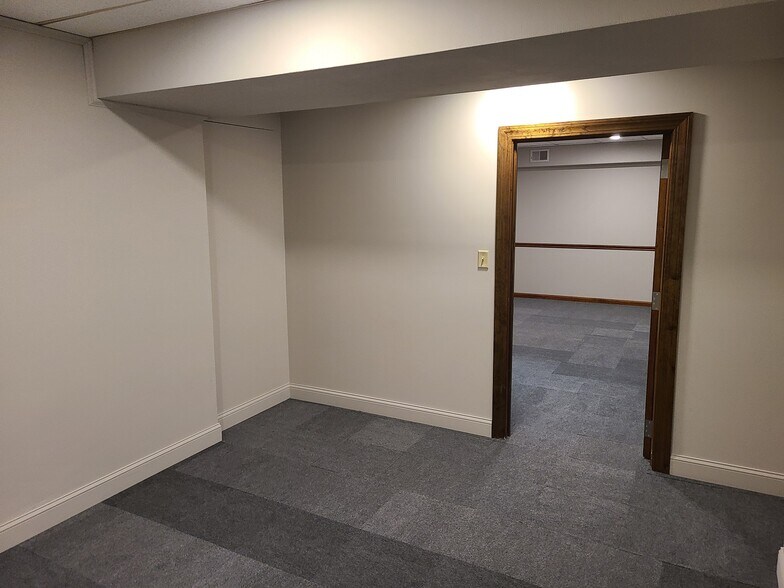 More Photos Of 2701-2709 Washington ave, Evansville Office For Sale