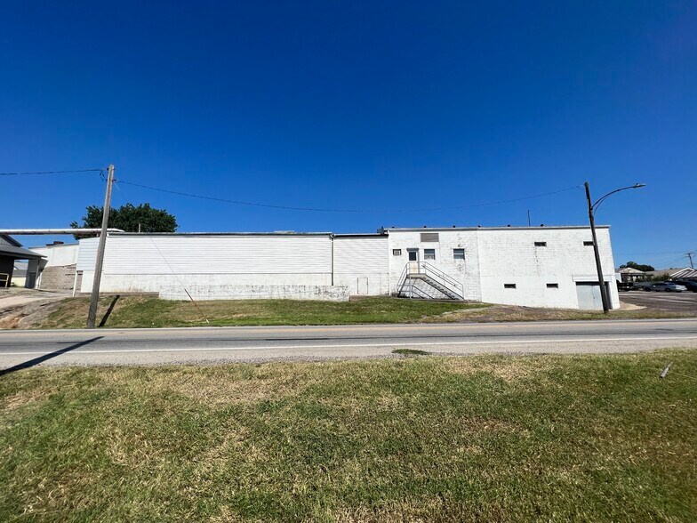 More Photos Of 1915 State St, Chester Manufacturing For Sale