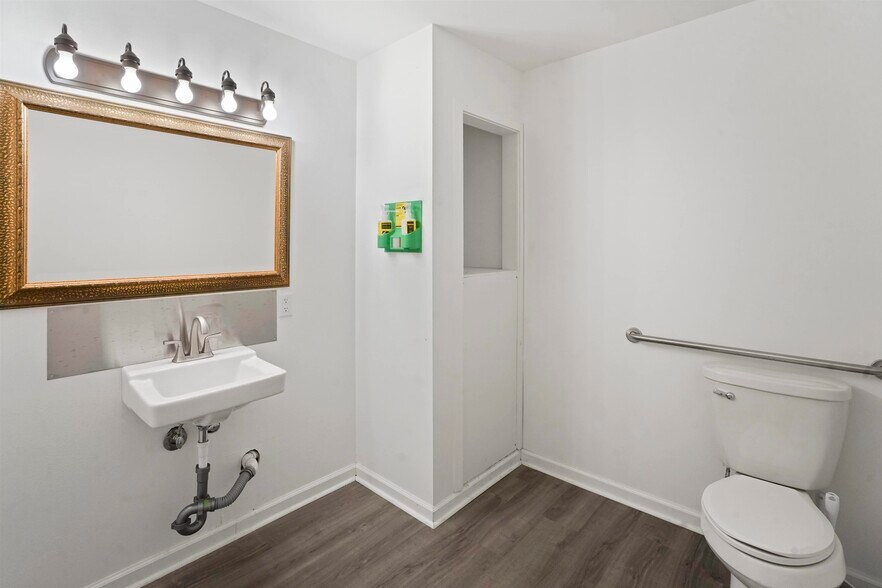 More Photos Of 1425 E Tunnel Blvd, Houma Office For Sale