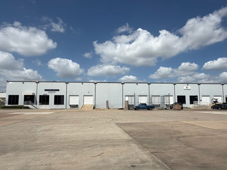 More Photos Of 8801 Wallisville Rd, Houston Warehouse For Lease