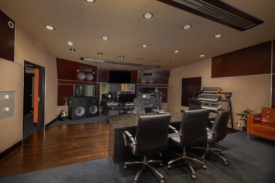 More Photos Of 5102 Vineland Ave, North Hollywood Movie Radio TVStudio For Lease