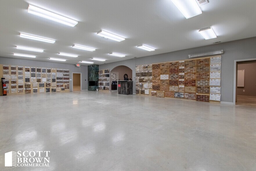 More Photos Of 1212 W Sherman Dr, Aubrey Showroom For Lease