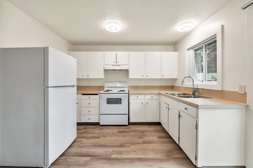 More Photos Of 16300-16400 E Burnside St, Gresham Apartments For Sale