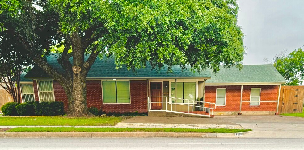More Photos Of 3310 Lackland Rd, Fort Worth Office For Sale