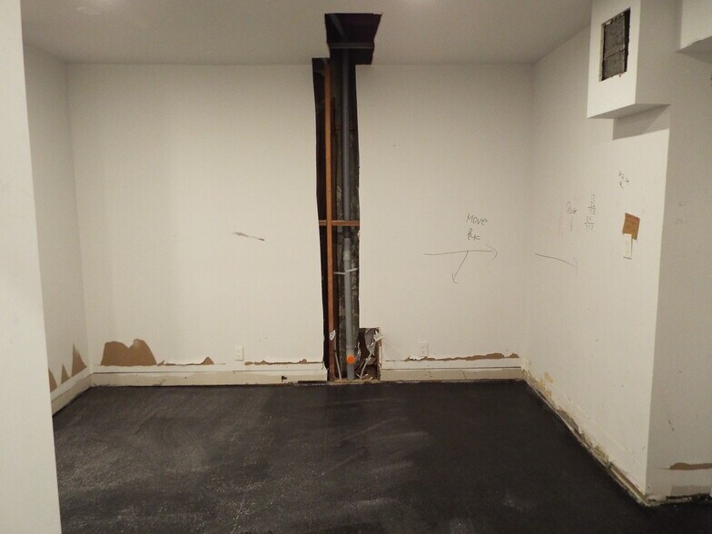 More Photos Of 944A Simcoe St N, Oshawa Freestanding For Lease