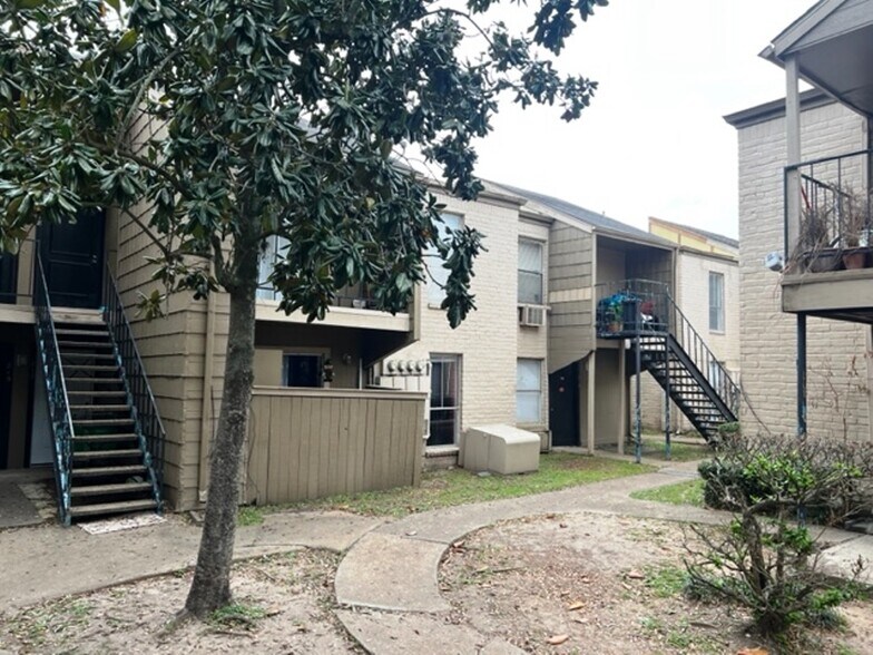 More Photos Of 7900 Creekbend Dr, Houston Apartments For Sale