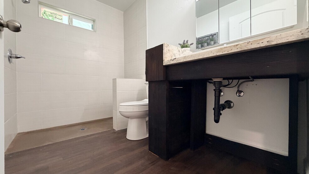 More Photos Of 1012 E Mineral King Ave, Visalia Flex For Sale