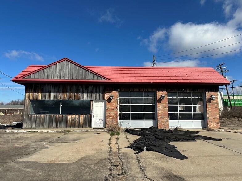 Primary Photo Of 2512 US-82, Greenville Auto Repair For Sale