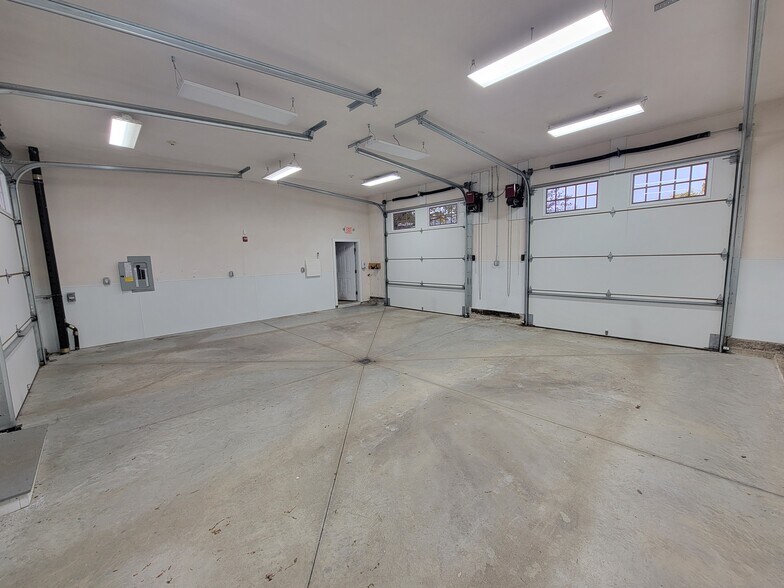 More Photos Of 17 North Rd, Chelmsford Bank For Lease