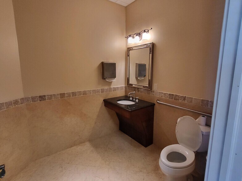 More Photos Of 1575 Pine Ridge Rd, Naples General Retail For Lease