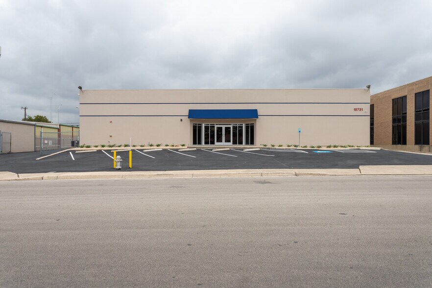 More Photos Of 10731 Gulfdale St, San Antonio Distribution For Sale