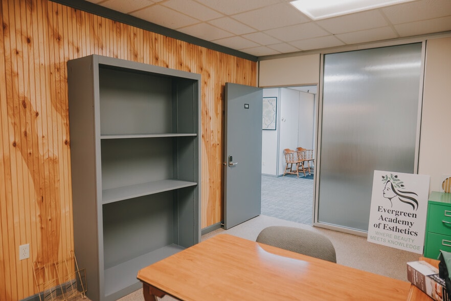 More Photos Of 136 Center St, Old Town Office For Sale