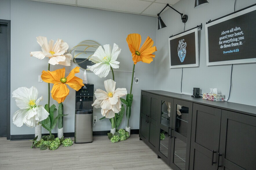 More Photos Of 2216 27th Ave NE, Calgary Flex For Lease
