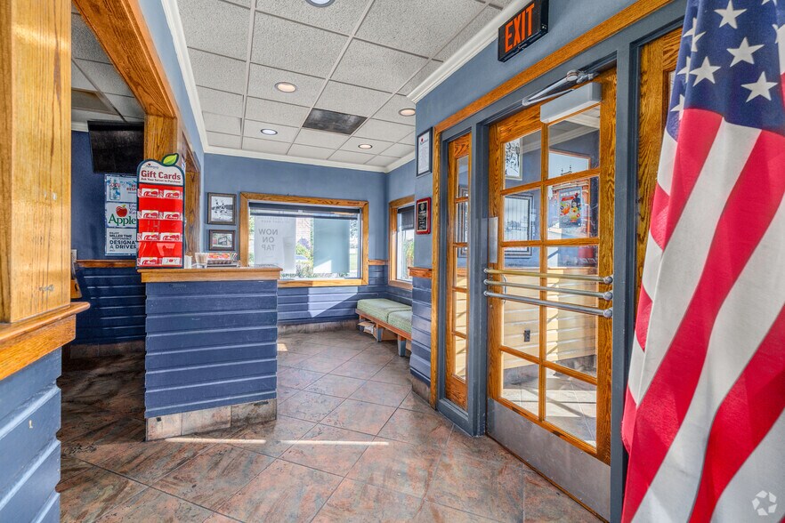 More Photos Of 700 S Kansas Ave, Clinton General Retail For Sale