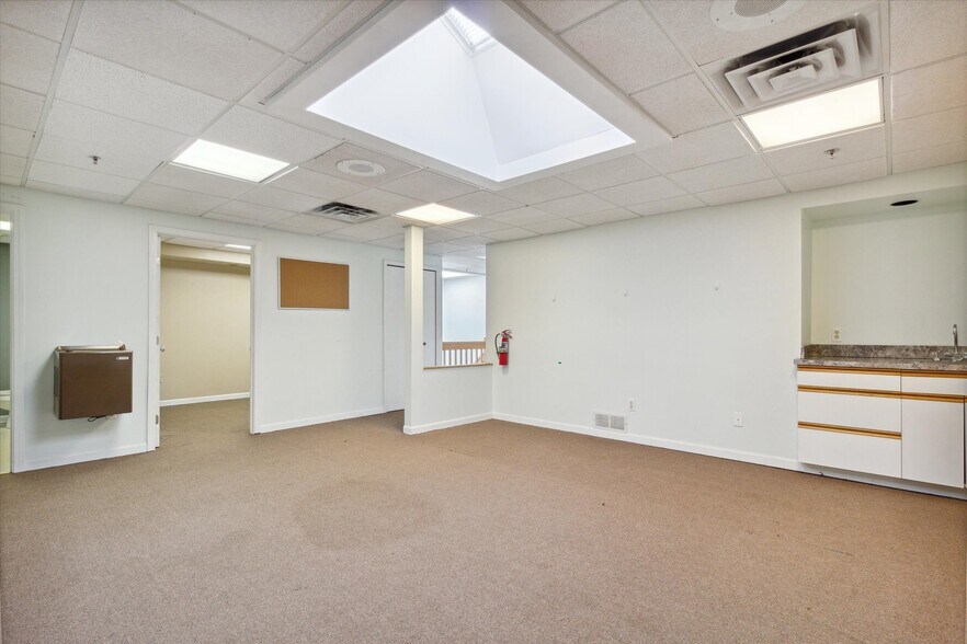 More Photos Of 4800 Joslyn Rd, Lake Orion Light Manufacturing For Sale