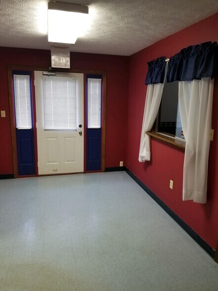 More Photos Of 1720 Titus Rd, Springfield Freestanding For Lease