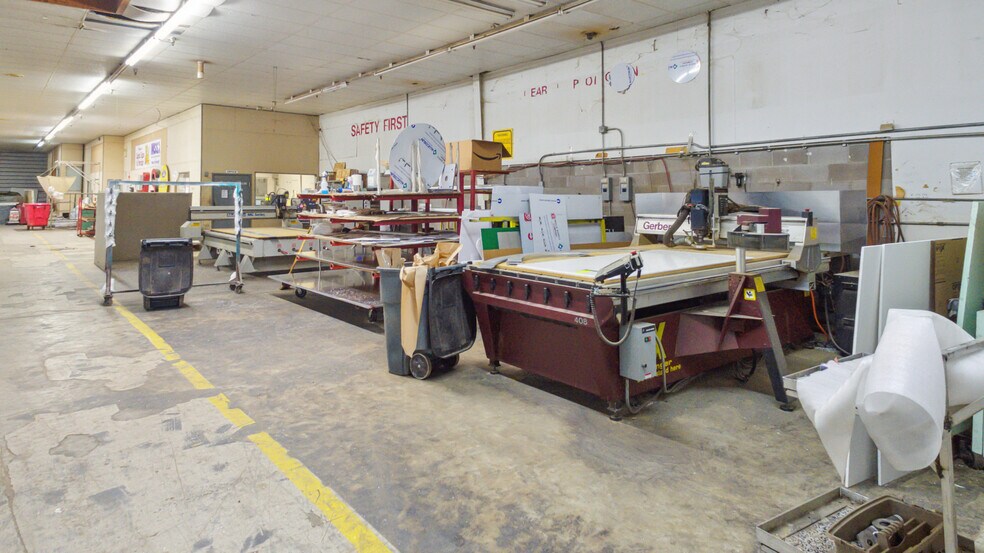 More Photos Of 902 NW Main St, Bunkie Showroom For Sale