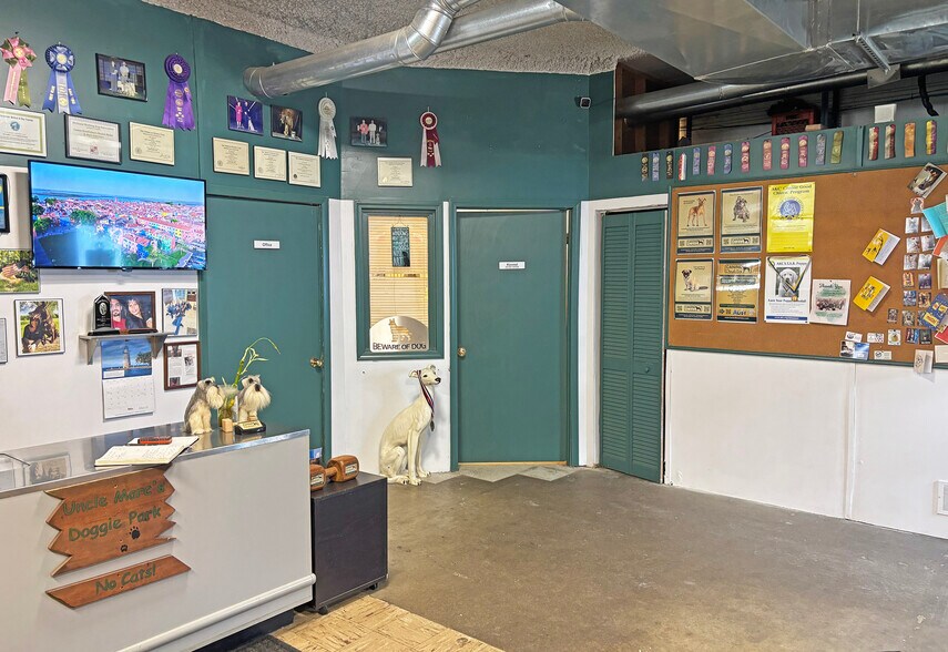 More Photos Of 4180 W Walton Blvd, Waterford General Retail For Sale