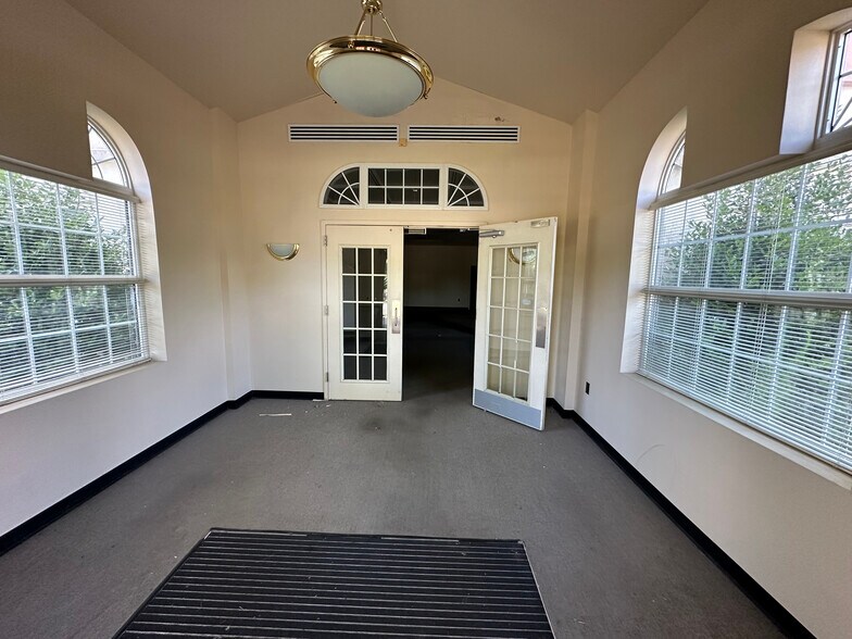 More Photos Of 3200 Wellons Blvd, New Bern Office For Sale