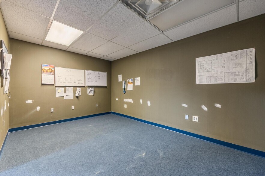 More Photos Of 2560 Fowler St, Fort Myers Warehouse For Lease
