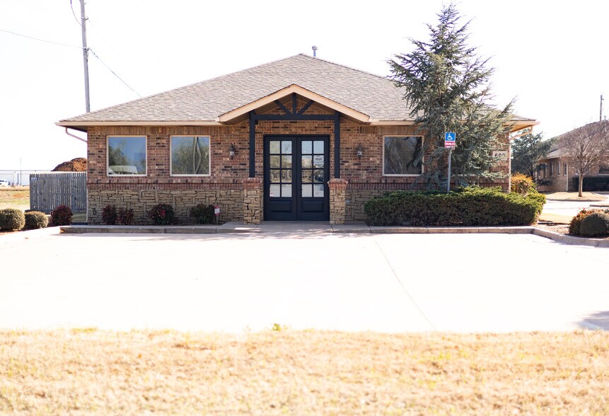 More Photos Of 600 W 18th St, Edmond Flex For Lease