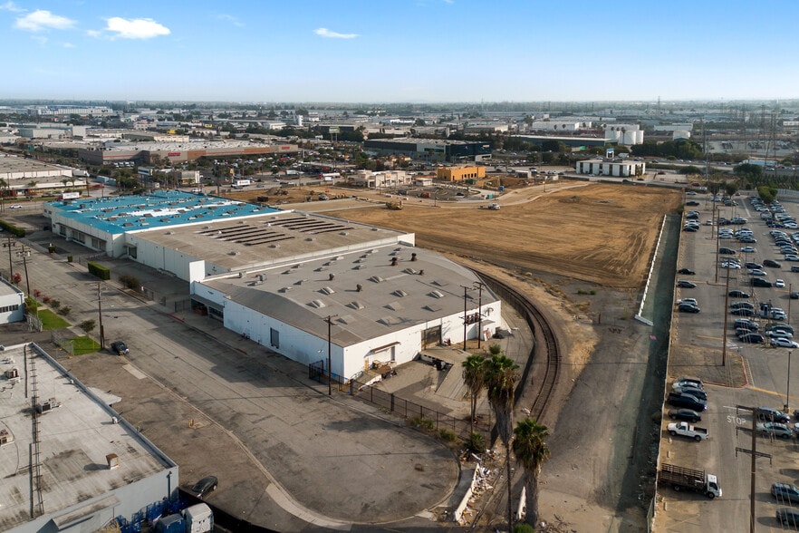 Primary Photo Of 6310 Corsair St, Commerce Manufacturing For Sale