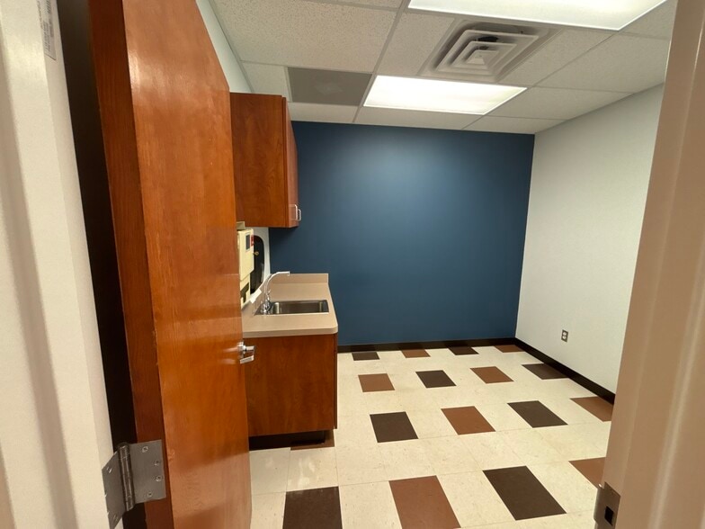 More Photos Of 2521-2537 Cowan Blvd, Fredericksburg Office For Sale