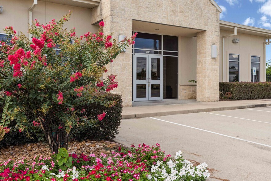 More Photos Of 3801 Knapp Rd, Pearland Loft Creative Space For Sale