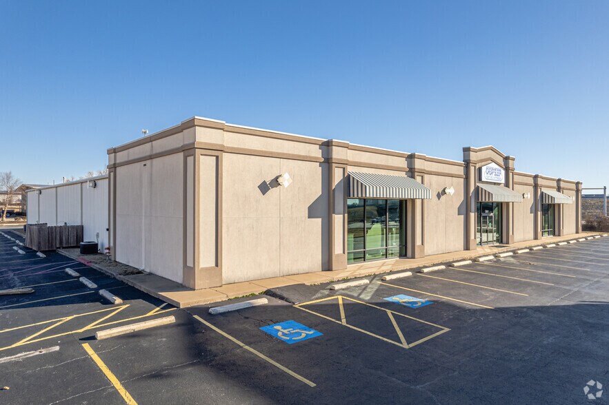 More Photos Of 2901 SE 14th St, Bentonville General Retail For Lease