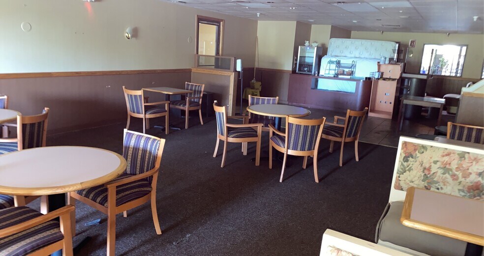 More Photos Of 11 Des Moines Ave, South Hutchinson Hotel For Sale