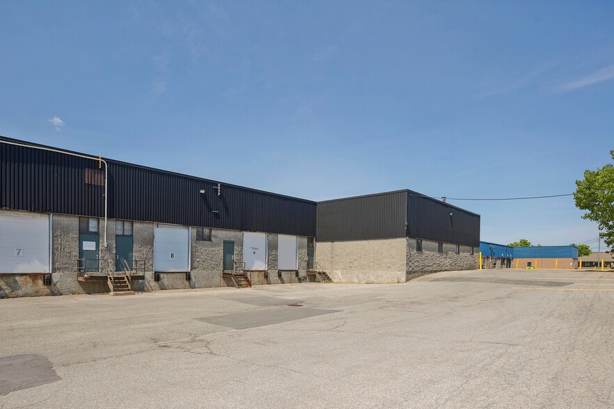More Photos Of 2789-2855 Boul Le Corbusier, Laval Warehouse For Lease