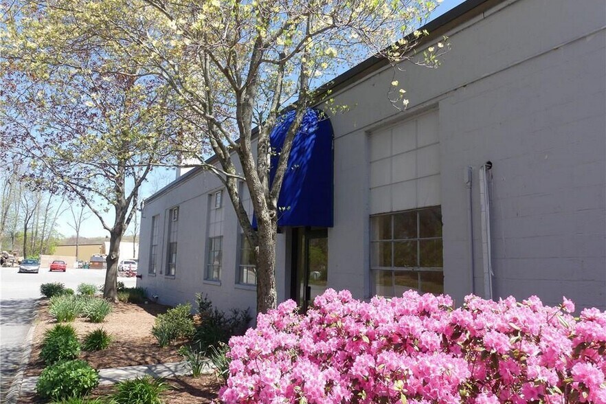 More Photos Of 36 Plains Rd, Essex Freestanding For Lease
