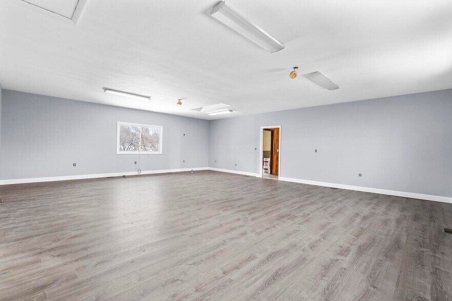 More Photos Of 62 Newton Ave, Plainville Auto Repair For Lease