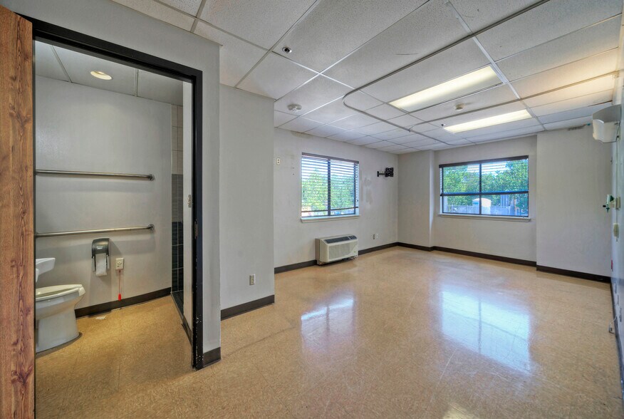 More Photos Of 4207 Burnet Rd, Austin Hospital For Lease