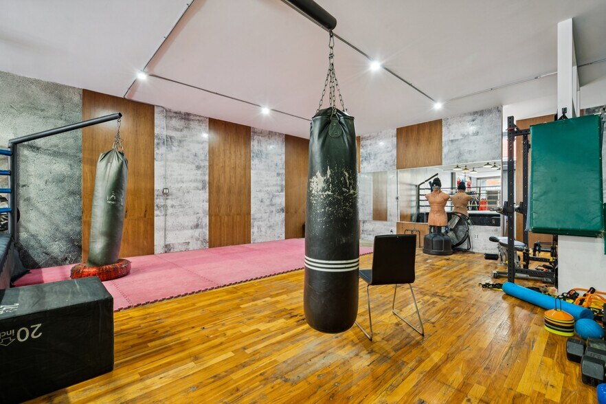 More Photos Of 2127 Rue Bélanger, Montréal Storefront Retail Residential For Sale