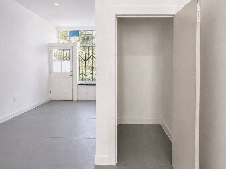 More Photos Of 14426 Friar St, Van Nuys Storefront For Sale