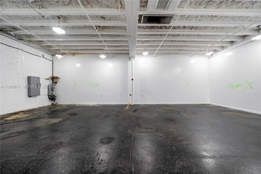 More Photos Of 2585 NW 21st Ter, Miami Warehouse For Lease