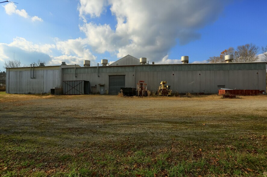 More Photos Of 800 N Water Ave, Sharon Service For Lease