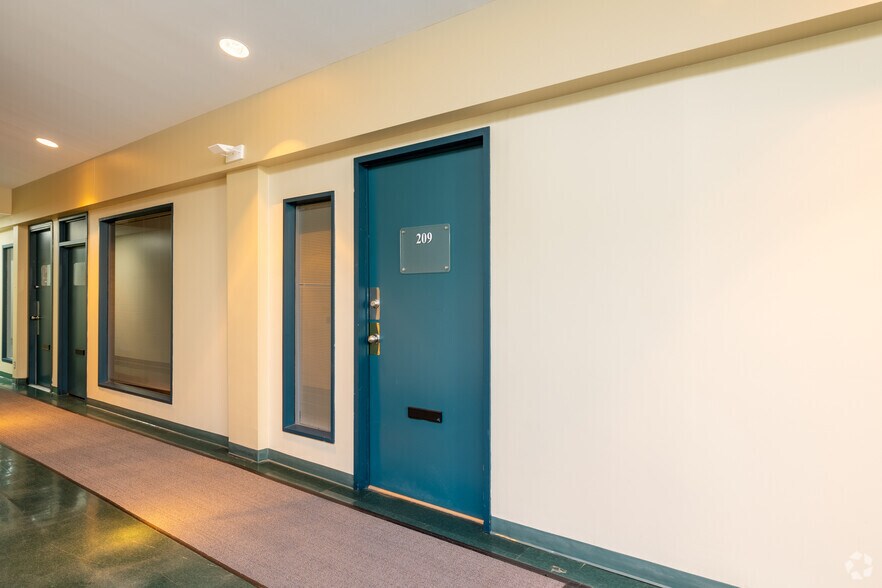 More Photos Of 90 Rue Morgan, Baie-d'Urfé General Retail For Lease