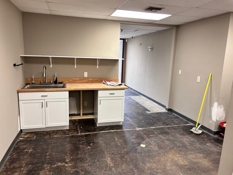 More Photos Of 526-540 Enterprise Dr, Erlanger Light Manufacturing For Lease