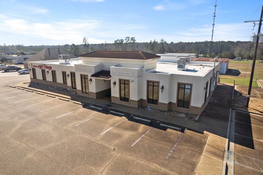 More Photos Of 1410 Apache Dr, Mccomb Freestanding For Lease