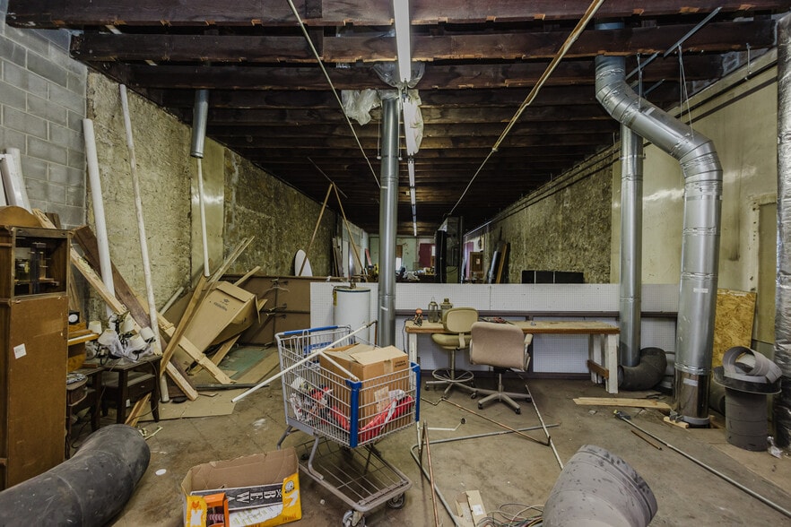 More Photos Of 830 N Kansas Ave, Topeka Bar For Sale